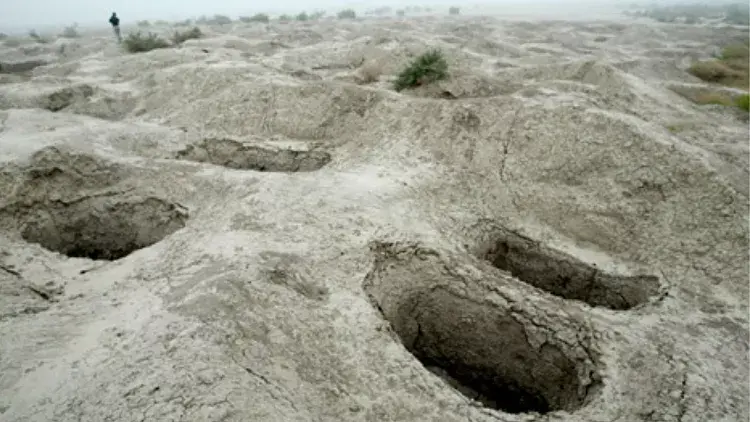 گودال‌های حاصل از حفاری‌های غیرقانونی در محوطه باستان‌شناسی جیرفت / عکس: مرتضی فرج‌آبادی، ایسنا