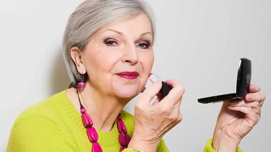 8 باید‌ و نباید‌ آرایشی مهم برای خانم‌های مسن